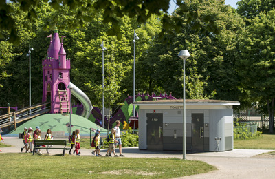Offentlig toalett Helsingborg med barn utanför